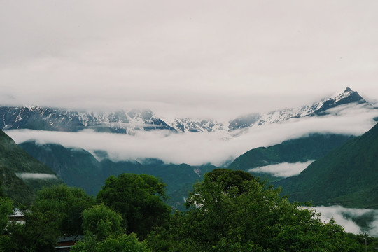 西藏云雾缭绕雪山风景