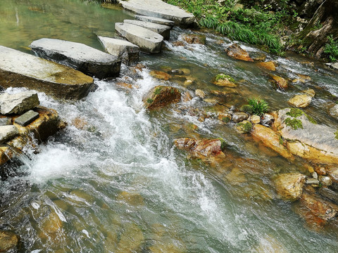 小河流水