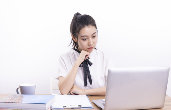 正在上网课的女学生