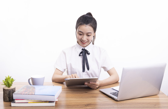 正在上网课的女学生