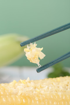 筷上子上夹着甜糯玉米粒