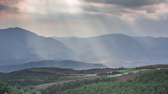 云南东川红土地耶稣光高山沟壑