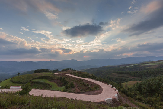 昆明东川红土地蜿蜒道路晚霞