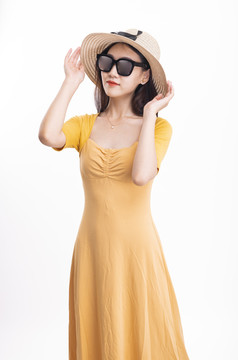 穿黄色连衣裙戴墨镜的女人