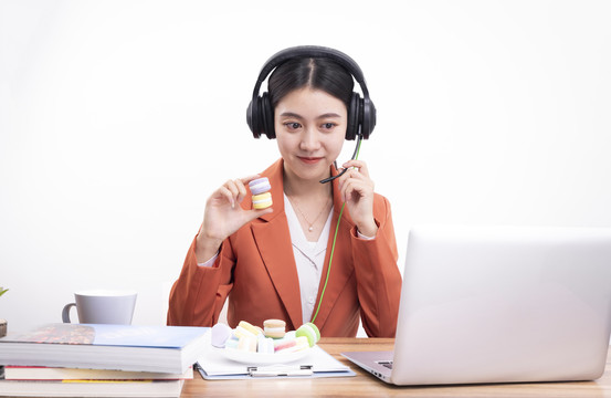 戴着耳机正在教网课的女老师