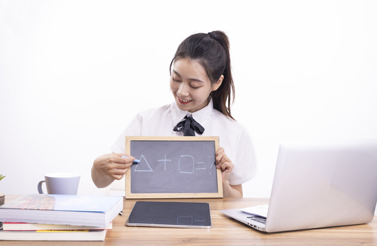 正在上网课的女学生