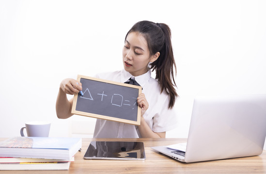 正在上网课的女学生