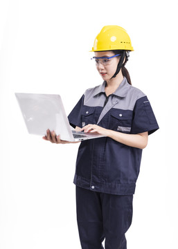 穿着工服帽拿着电脑的女性工人