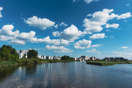 城市河边建筑