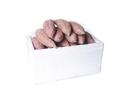 白底上的一箱新鲜大紫薯