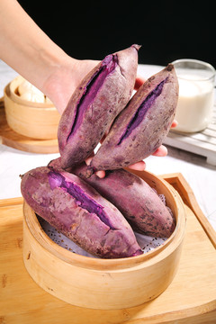 手上放着新鲜大紫薯