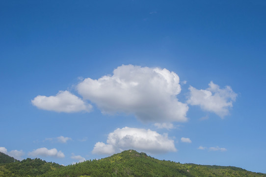 云朵山顶飘