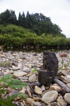 小溪石头