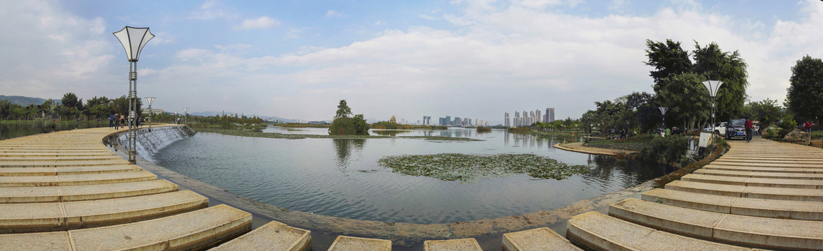 云南弥勒弥勒湖畔城市景观