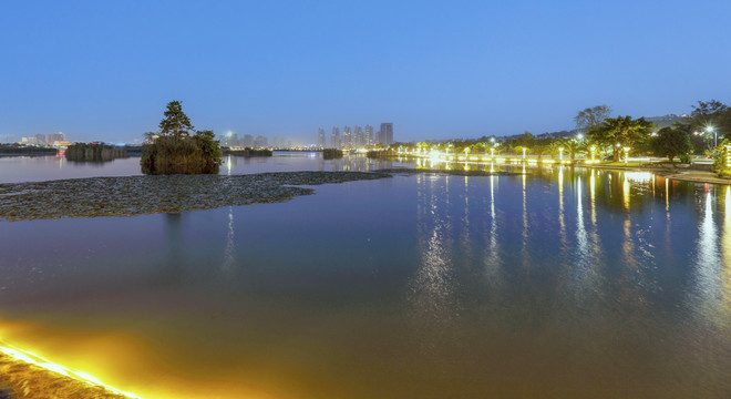 云南弥勒弥勒湖夜景城市景观