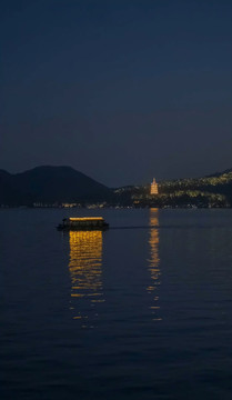 夜色湖面