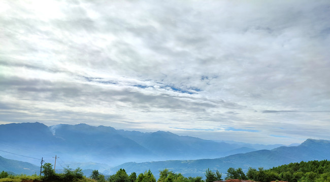 天空下的远山