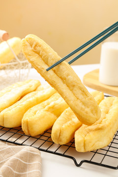 筷子夹着香酥油条