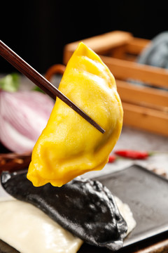 筷子上夹着黄花鱼大饺子