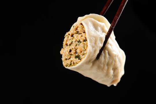 筷子上夹着蟹黄大饺子