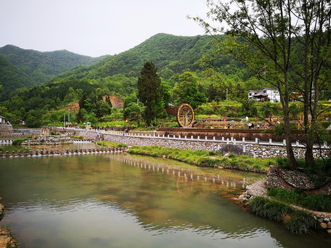 高山河流