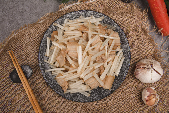 放在麻布上的芹菜