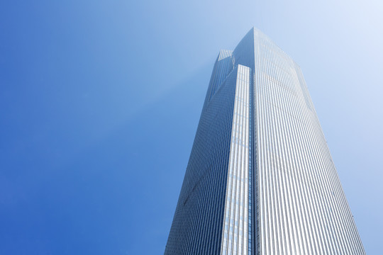 阳光下的广州地标建筑仰拍