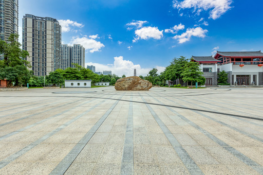 现代城市高端住宅和空旷的广场