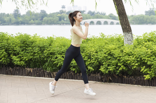 公园里跑步健身的东方女性