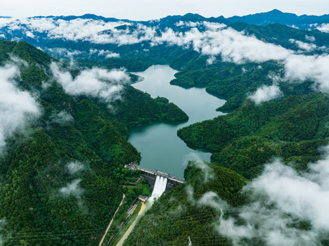 蒙山县茶山湖云雾缭绕景美如画