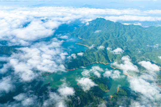 蒙山县茶山湖云雾缭绕景美如画