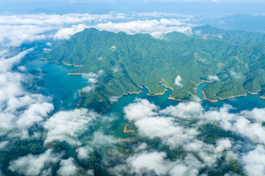 蒙山县茶山湖云雾缭绕景美如画