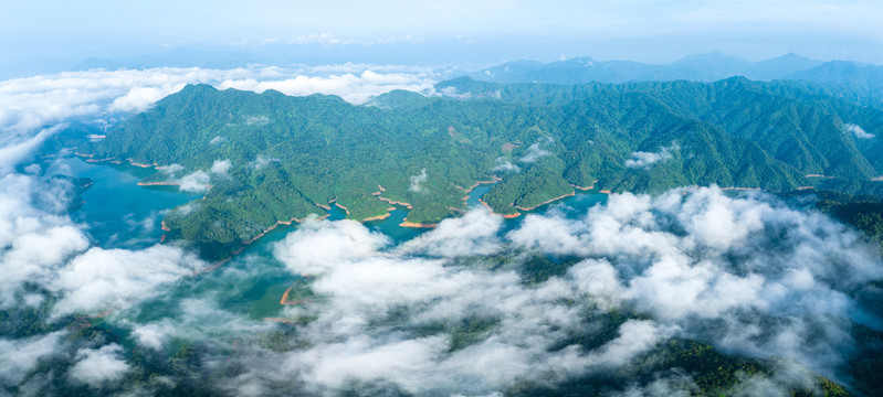 蒙山县茶山湖云雾缭绕景美如画