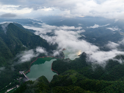 蒙山茶山湖云雾缭绕景美如画