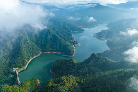 蒙山茶山湖云雾缭绕景美如画