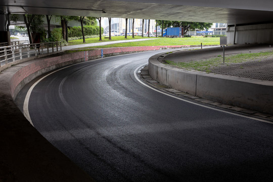 立交桥下的城市道路