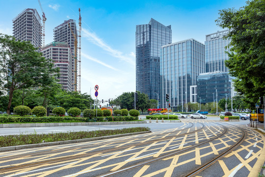 蓝天下的城市建筑与道路