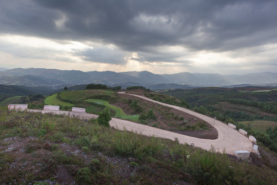 云南昆明东川红土地蜿蜒道路