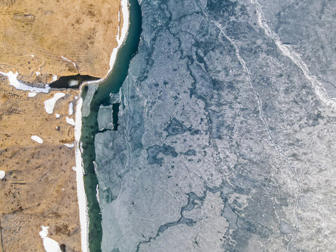 新疆赛里木湖冬天结冰的冰面