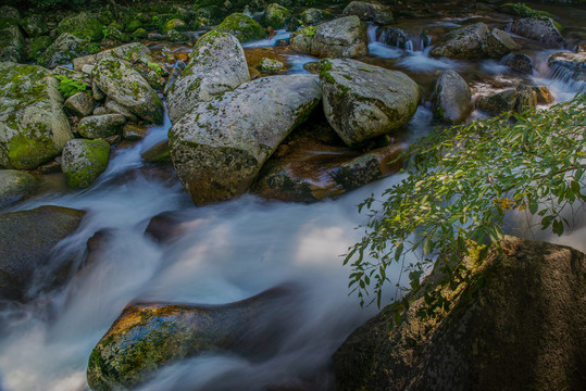 溪水飞流