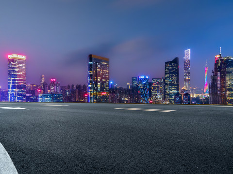 沥青公路和城市夜景