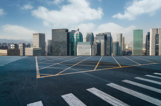 沥青地面和金融区建筑