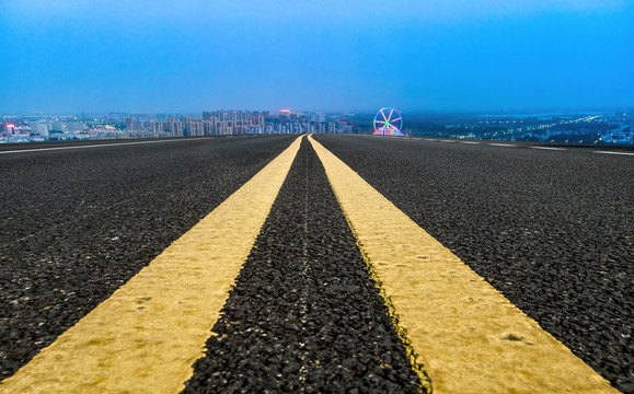 道路地面天际线和城市夜景