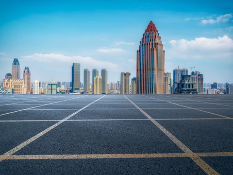 沥青公路地面划线和城市风光