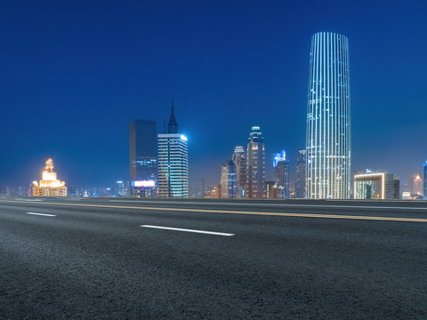 前进的道路和金融区建筑夜景