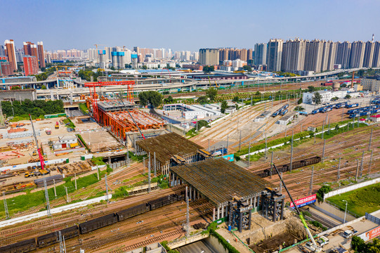 郑州彩虹桥匝道钢箱梁施工工地