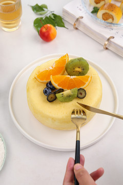 盘子里的水果蛋糕