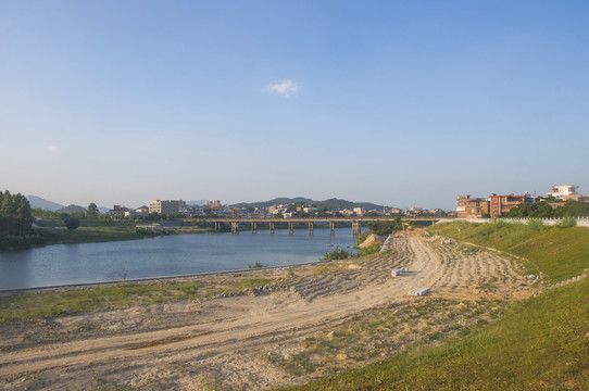 泉州乡村溪边堤坝路