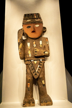 带装饰的木制男性雕塑