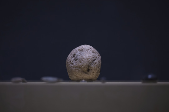 内蒙古博物院展出文物蚕形石器